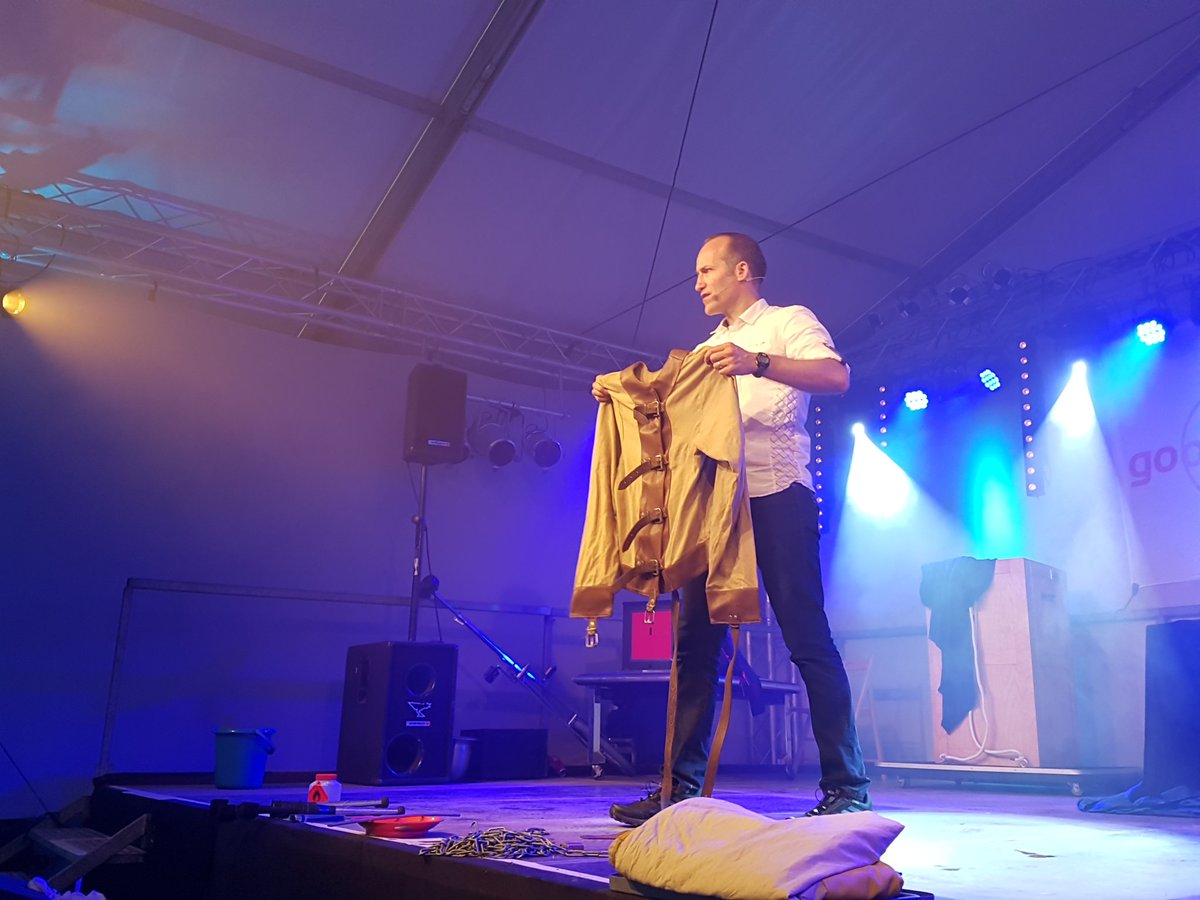 JUKT18's tweet photo. Mr. Joy verzaubert das Publikum auf dem #jugendkirchentag2018 – jetzt im Domzelt 🌟 https://t.co/Oig5fburok
