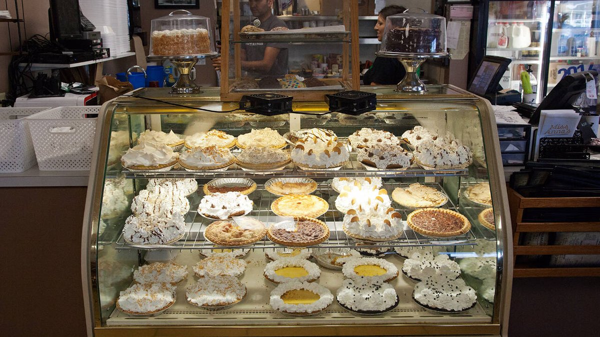 ArkansasTV_'s tweet photo. Feeling a twinge in your sweet tooth? Don't miss a special rebroadcast of #MakeRoomForPie - featuring everything from mile-high meringue to fried pastry perfection - at 3 p.m. https://t.co/mJPSq6lEXQ