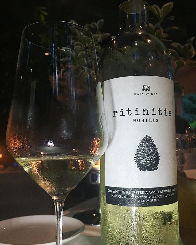 drmatthewhorkey's tweet image. @dubravkinput has popped our cherry! Here’s our first taste of Retsina. Matt loves the pairing of this wine with a green pea &amp;amp; goat cheese soup. I like it with a black olive bread. Good job Dubravkin Put for putting together such a ‘risky’ pairing. ift.tt/2xBA8o6