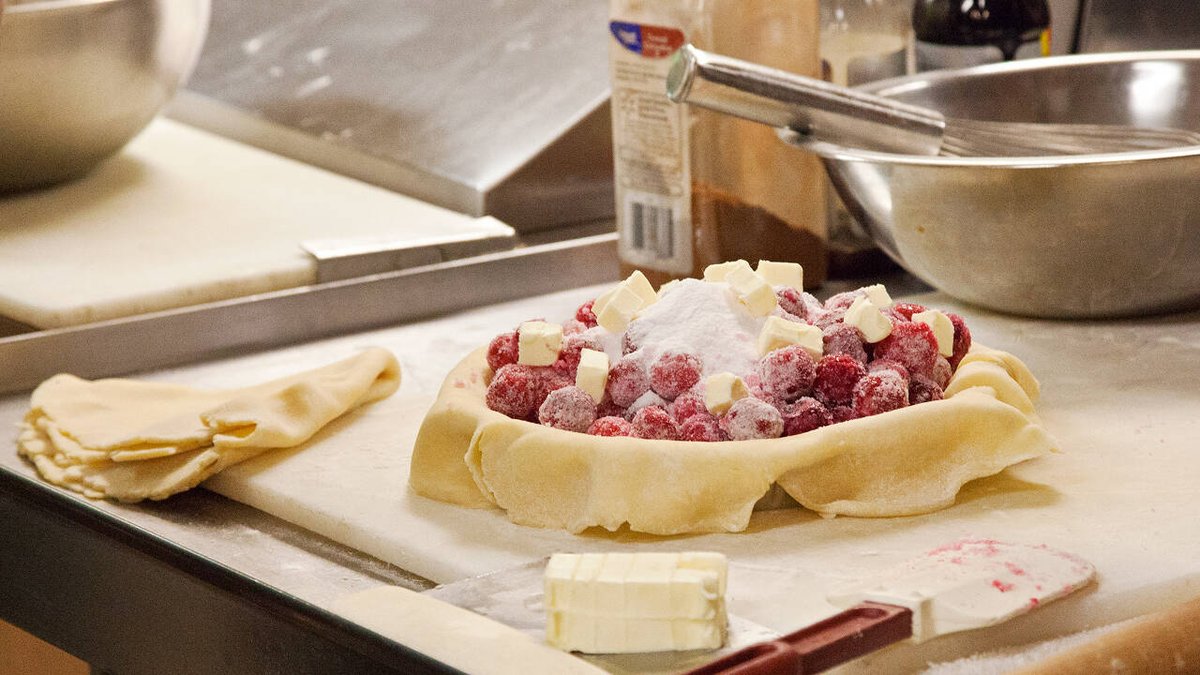 ArkansasTV_'s tweet photo. Feeling a twinge in your sweet tooth? Don't miss a special rebroadcast of #MakeRoomForPie - featuring everything from mile-high meringue to fried pastry perfection - at 3 p.m. https://t.co/mJPSq6lEXQ