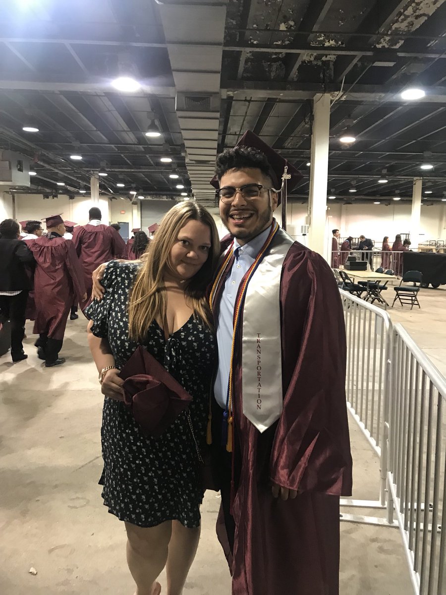 MsHarrisHHS's tweet photo. Congrats class of 2018 🐾🎓😭 https://t.co/DQhWQAM6hK