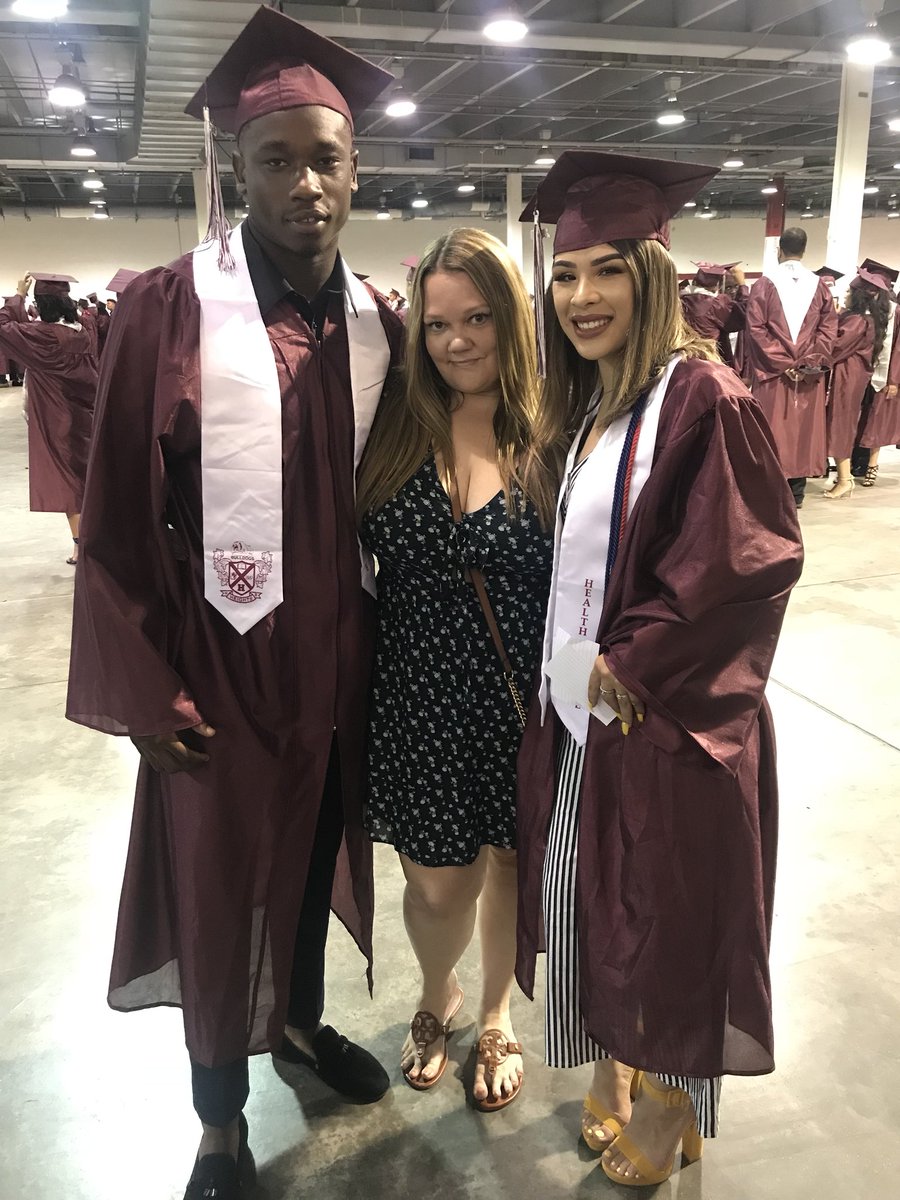 MsHarrisHHS's tweet photo. Congrats class of 2018 🐾🎓😭 https://t.co/DQhWQAM6hK