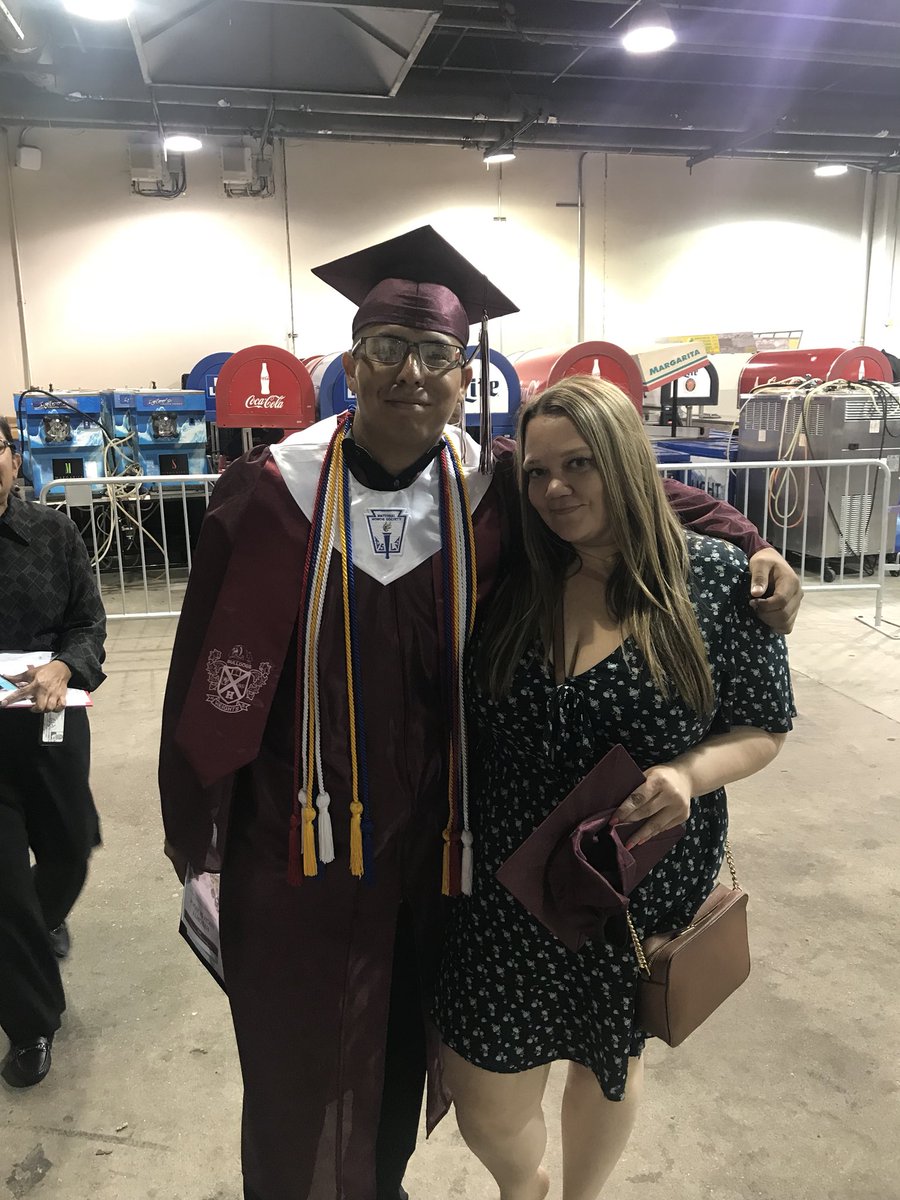 MsHarrisHHS's tweet photo. Congrats class of 2018 🐾🎓😭 https://t.co/DQhWQAM6hK