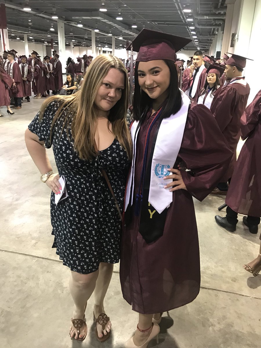 MsHarrisHHS's tweet photo. Congrats class of 2018 🐾🎓😭 https://t.co/DQhWQAM6hK