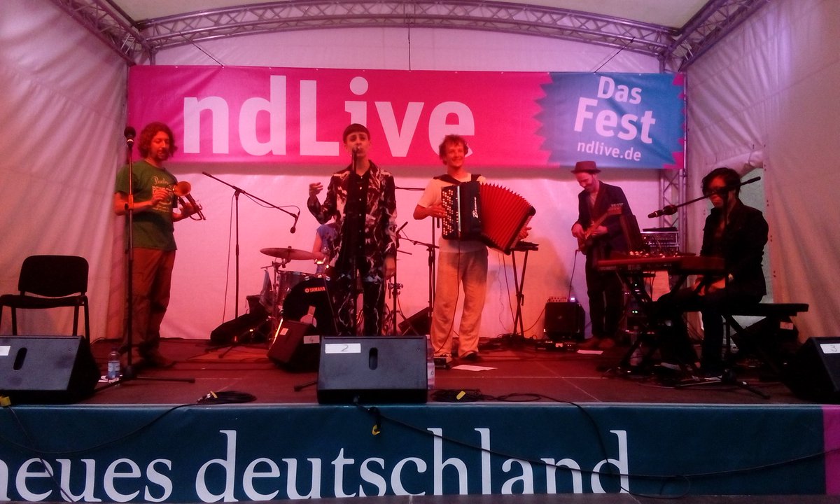 ndaktuell's tweet photo. Zum Abschluss eines tollen #ndLive: Coole Mukke von Holler My Dear. 🎸🎺🎶🎤 https://t.co/0eZoSLPol1