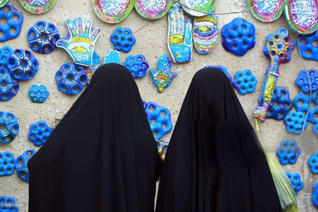 أغلب نساء مجتمعاتنا منشغلات بالعين والحسد أكثر من إنشغالهن بعمل شيء يستحق أن يُحسدّن عليه

الخطبة أو الزواج أو إنجاب صبي أو السفر أو شراء سيارة هي أمور طبيعية جداً، لا تعتبر إنجازات "خارقة" تستحق منكِ الخوف والإرتباك من الجيران و إشعال عود البخور و ختم القرآن كلما خرجتي من المنزل