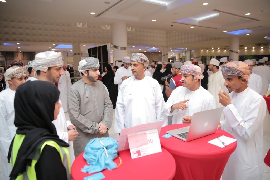 الشباب مالهم غنى عن دعم وتوجية المسؤولين في عمان 🇴🇲
معرض #برنامج_الشركة 
#إنجاز_عمان <a href="/Injaz_Oman/">إنجاز عمان</a> 
|
معالي الدكتور علي السنيدي وزير @MOCI_OMAN
و طارق الفارسي الرئيس التنفيذي لـ @alraffd 
و الدكتور أحمد الغساني <a href="/Ahmed_Ghassani/">Dr Ahmed Al Ghassani.            د احمد الغساني</a> الرئيس التنفيذي لـ <a href="/riyadaom/">هيئة تنمية المؤسسات الصغيرة والمتوسطة</a>