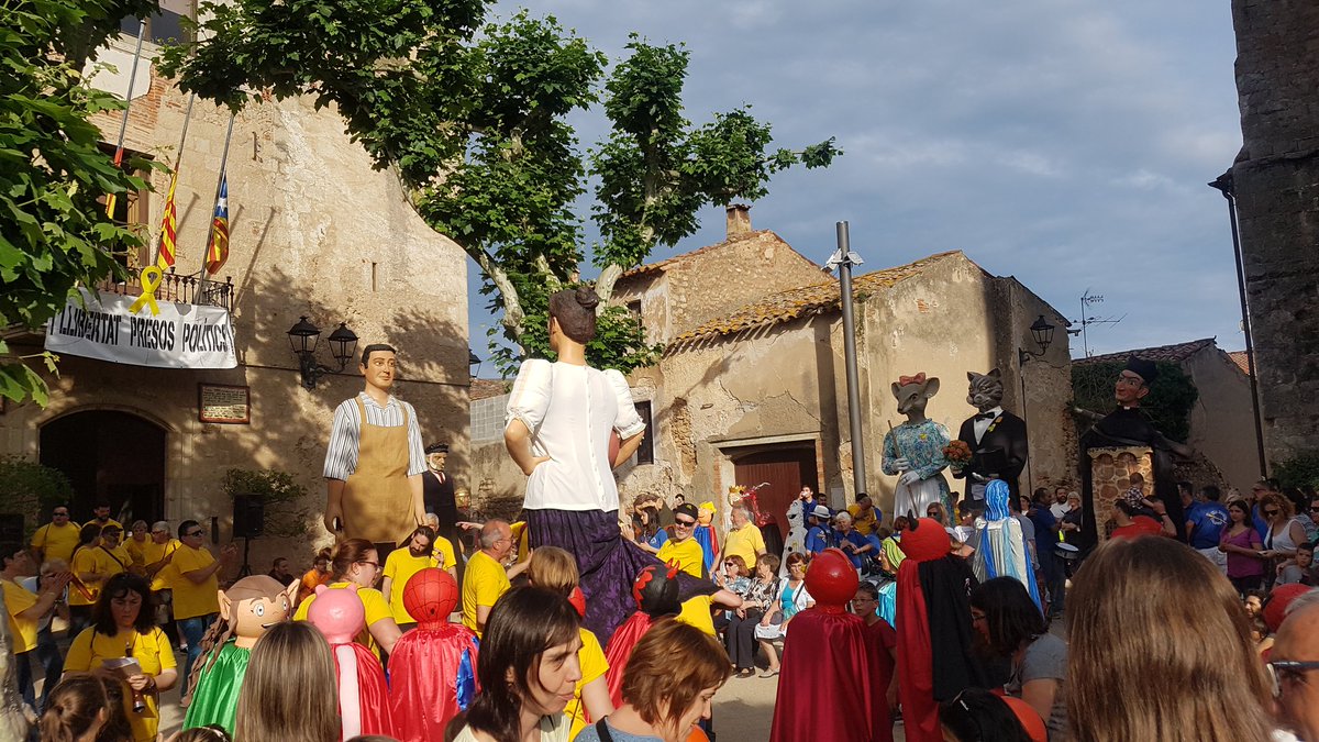 Avui gran día de @festaroures <a href="/FestesSER/">Festa Major Sant Esteve De Les Roures🎉🎉🎉</a> <a href="/FMSantEsteve/">Festa Major de Sant Esteve de les Roures</a> <a href="/CollaSantesteve/">Colla Gegantera Sant Esteve De Les Roures</a> <a href="/Gegants_SER/">Gegants Sant Esteve de les Roures</a> @EscMusRoures <a href="/MusTradSEdR/">Música Tradicional Sant Esteve de les Roures</a> trobada gegantera @Aj_ArenasdeMar <a href="/Aj_de_menorca/">Ajuntament de Menorca</a> <a href="/aj_lArbog/">Ajuntament de L'Arbog</a> <a href="/AjuntamentBreda/">Ajuntament de Breda</a> <a href="/st_esteveroures/">Ajuntament de Sant Esteve de les Roures</a> <a href="/roures_turisme/">Informació Lúdica Sant Esteve de les Roures</a> #LlibertatPresosPolítics i puta @APERoures