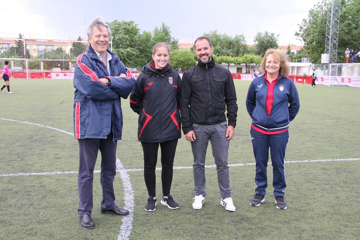 RFFM_oficial's tweet photo. #FutFem
Ni la lluvia ☔️ ha frenado el ímpetu de nuestras veteranas madrileñas 🔝 -y alguna foránea 😁🙊- que lo han pasado en grande en la 1ª Edición del Torneo de #Fútbol7 ⚽️
@PacoDiezRFFM, @JavierGonzlez24 y @TaniaTabanera no han querido perdérselo! ✌🏼️ https://t.co/lQSCkdP3Aa