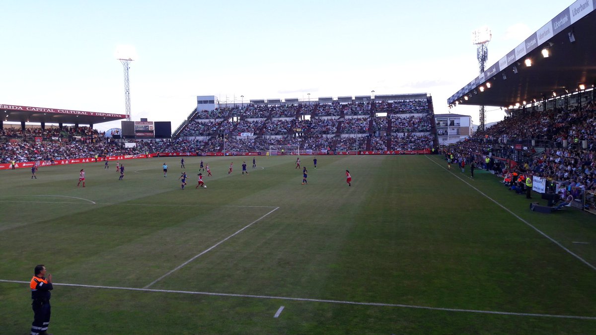 vguerrerobote's tweet photo. Ambientazo en #ElRomano
Final #CopaDeLaReina en #Mérida
@FCBfemeni @AtletiFemenino
#CopaReinaFutFem #FutFem
@FedExFutbol @rfef
@LigaIberdrola https://t.co/Ggkk3pBhbX