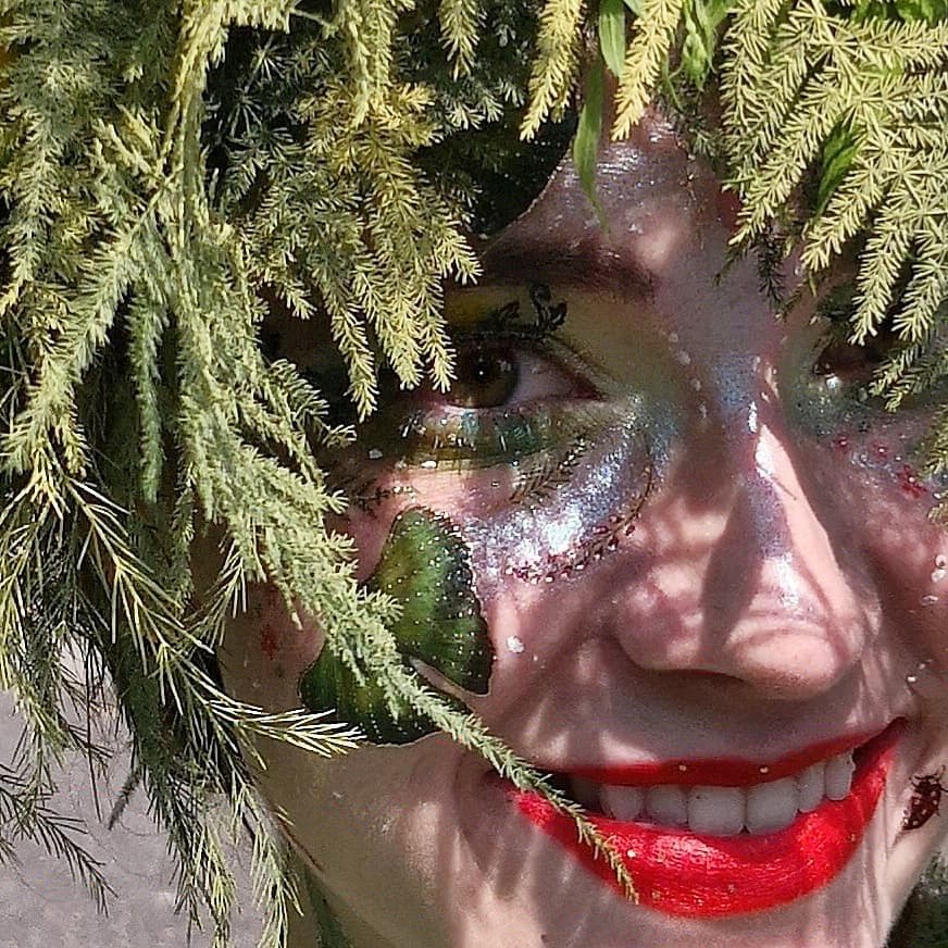 Alla_Sanders's tweet photo. Happy first #summer #weekend 2018! 🌞 Sunny #smile from #model &amp; #actress Ruby Brown at #fashion floral parade by @CatwalkerCo @HayfordRhodes &amp; @paperself celebrating RHS Chelsea #FlowerShow Artistic makeup @anna_kompaniets, my daughter &amp; Co-founder @Fennec_London #flowerlovers https://t.co/9ft6S6x8aP