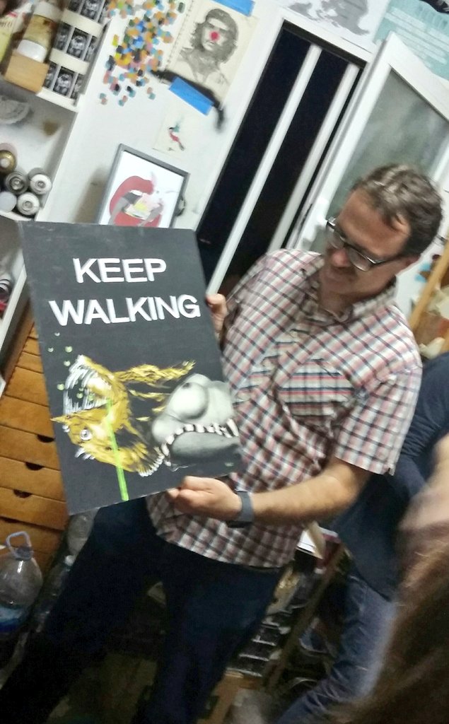 giuseppegrezzi's tweet photo. Gracias @VinzFeelFree por abrirnos tu espacio de creación, compartir anécdotas de tu arte viajera y por ese poster que me has regalado. Emoción 😄😍 En @Russafart todo es posible 😉 #Russafart https://t.co/SXl9QkGYgy