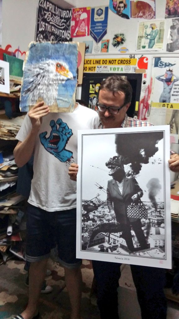 giuseppegrezzi's tweet photo. Gracias @VinzFeelFree por abrirnos tu espacio de creación, compartir anécdotas de tu arte viajera y por ese poster que me has regalado. Emoción 😄😍 En @Russafart todo es posible 😉 #Russafart https://t.co/SXl9QkGYgy