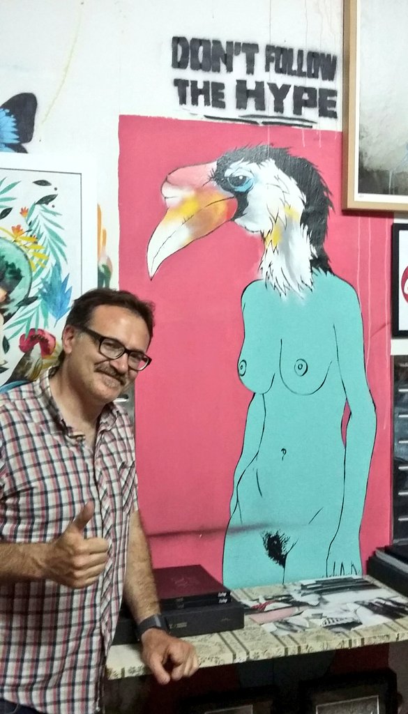giuseppegrezzi's tweet photo. Gracias @VinzFeelFree por abrirnos tu espacio de creación, compartir anécdotas de tu arte viajera y por ese poster que me has regalado. Emoción 😄😍 En @Russafart todo es posible 😉 #Russafart https://t.co/SXl9QkGYgy
