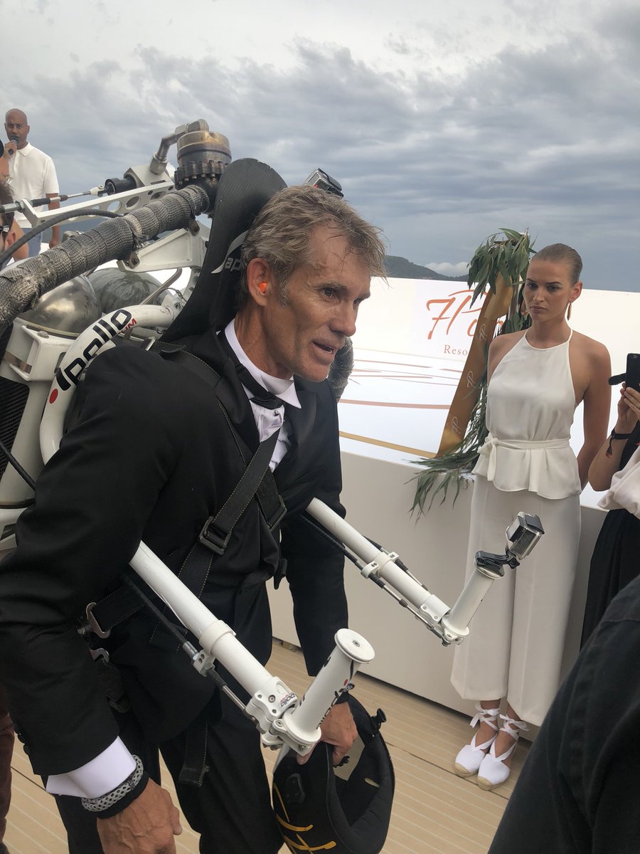 ArodSpainMedia's tweet photo. Este hombre es #RocketMan y ha volado desde Colorado (en avión, claro) para inaugurar @sevenpinesibiza la gran inversión hotelera de la isla en San Antonio 
En la inauguración voló delante de en nuestras narices con su mochila autopropulsada
@forbes_es recomienda https://t.co/W5MQtexxsF