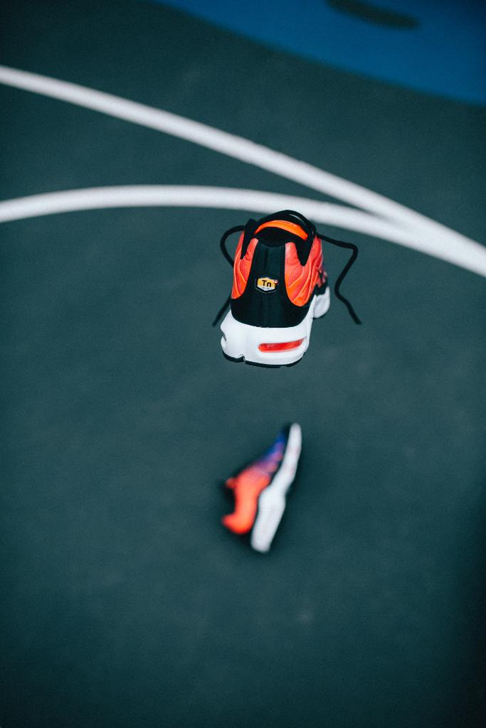 air max plus total crimson