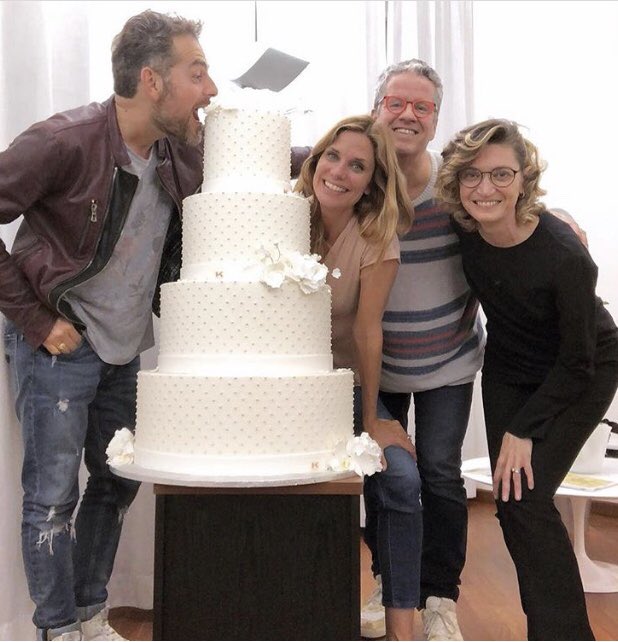 francescamarti7's tweet photo. Per il #RoyalWedding2018 #violetcake, per il matrimonio #bossarilagerback la #torta è firmata @ErnstKnam. #tuttegiuperterra https://t.co/rGP2Hbhslm https://t.co/Ho1VpyzRoX