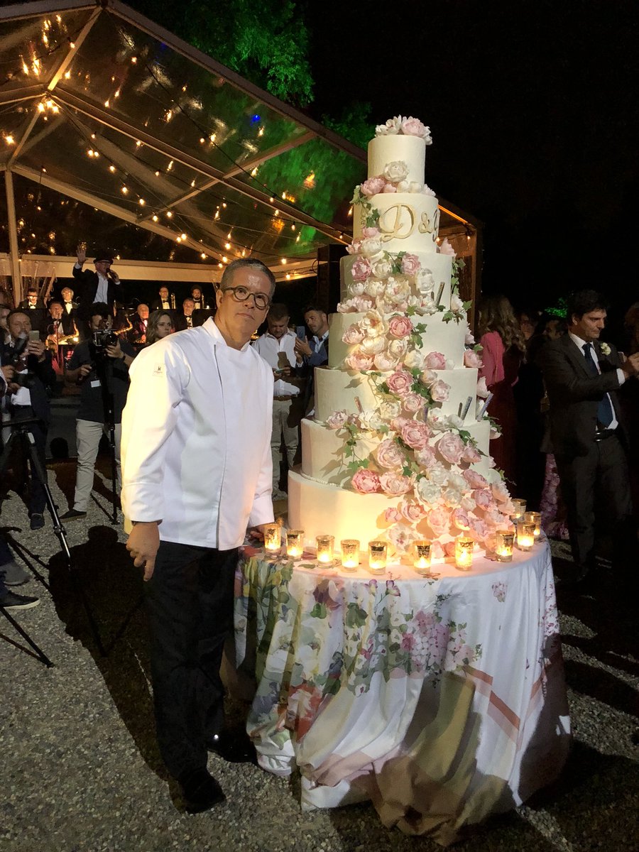 francescamarti7's tweet photo. Per il #RoyalWedding2018 #violetcake, per il matrimonio #bossarilagerback la #torta è firmata @ErnstKnam. #tuttegiuperterra https://t.co/rGP2Hbhslm https://t.co/Ho1VpyzRoX