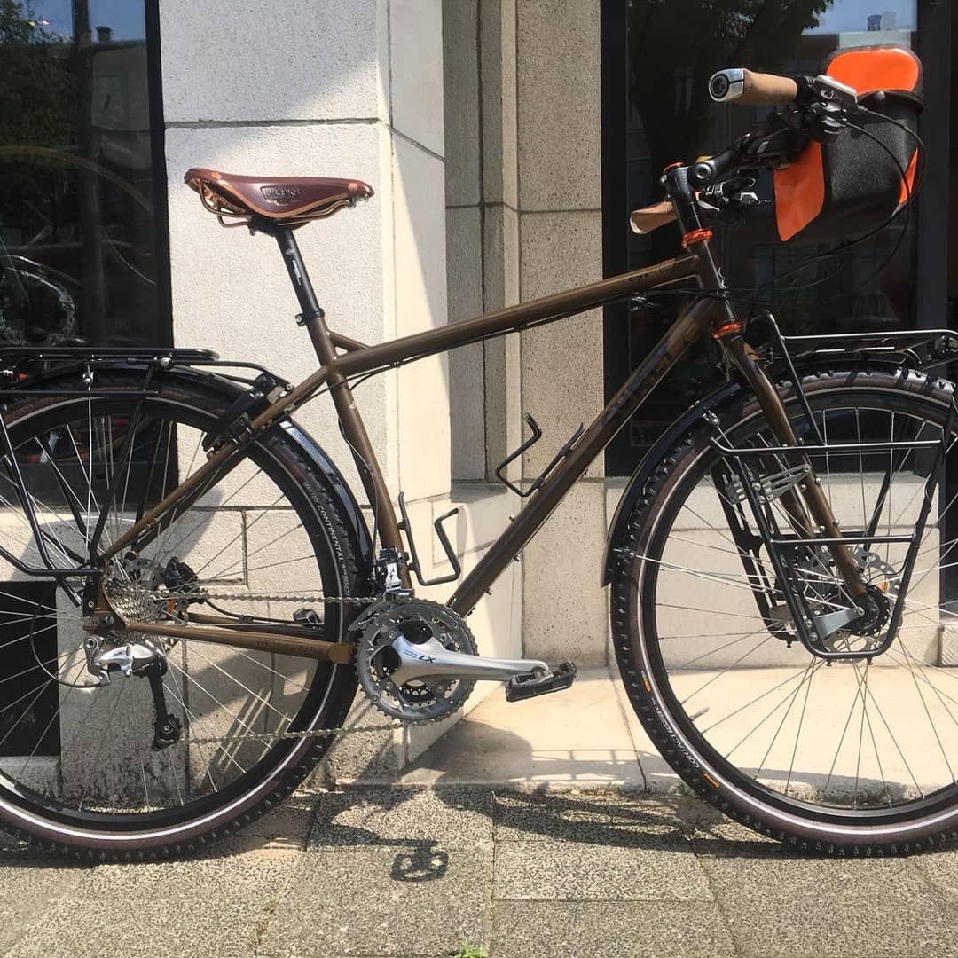 SnelFietsen's tweet photo. Super coole Surly gebouwd.
Deze fiets gaat vele waanzinnige kilometers over alle ondergronden rijden.

#snel #Snelfietsen #Fietsenwinkel #Surly #Bikes #Bouwen #Atelier #Passie #DenHaag #Valeriusstraat https://t.co/13AR7dXka1