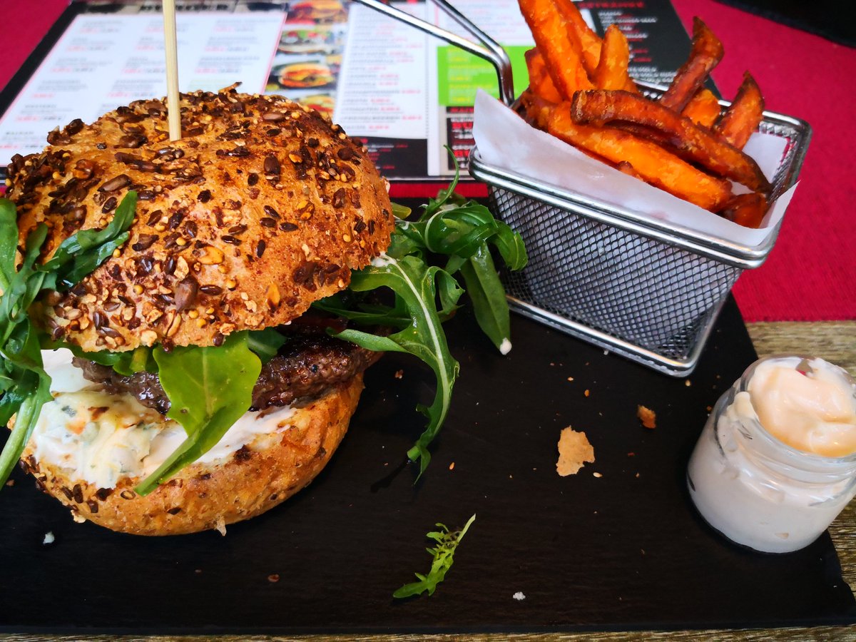 Caspar90Live's tweet photo. Okay - Bester Burger den ich aktuell jemals gegessen habe. #BurgerStop https://t.co/EGcACzJv19