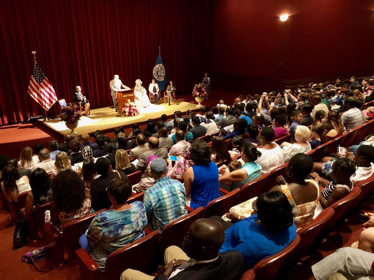 DouglasBradburn's tweet image. Welcome to the club! 100 new citizens from 40 different countries! Congratulations! Today #naturalized @MountVernon join &quot;the great experiament in human happiness under civil society&quot; #gwmaxims