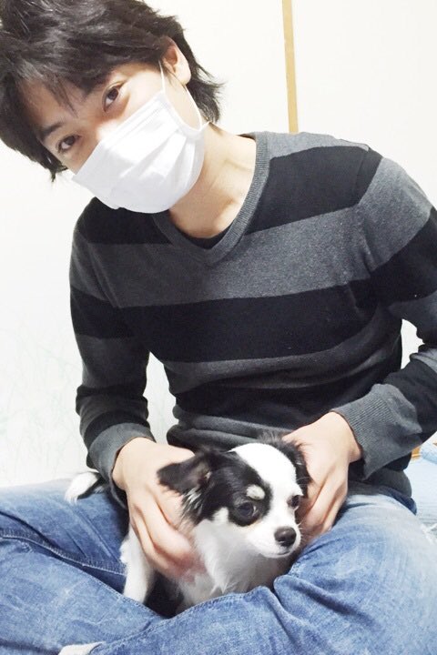 yui19991024's tweet image. 昨日はくそ忙しくて帰ってぶっ倒れるように寝たけど兼ちゃんのお誕生日お祝いしてない…
兼崎健太郎お誕生日おめでとう。
まじで歌うま胸筋おばけにゃかなわねえ。何しても愛おしい。飛び跳ねてても😘これからも頑張ってください。
#兼崎健太郎生誕祭