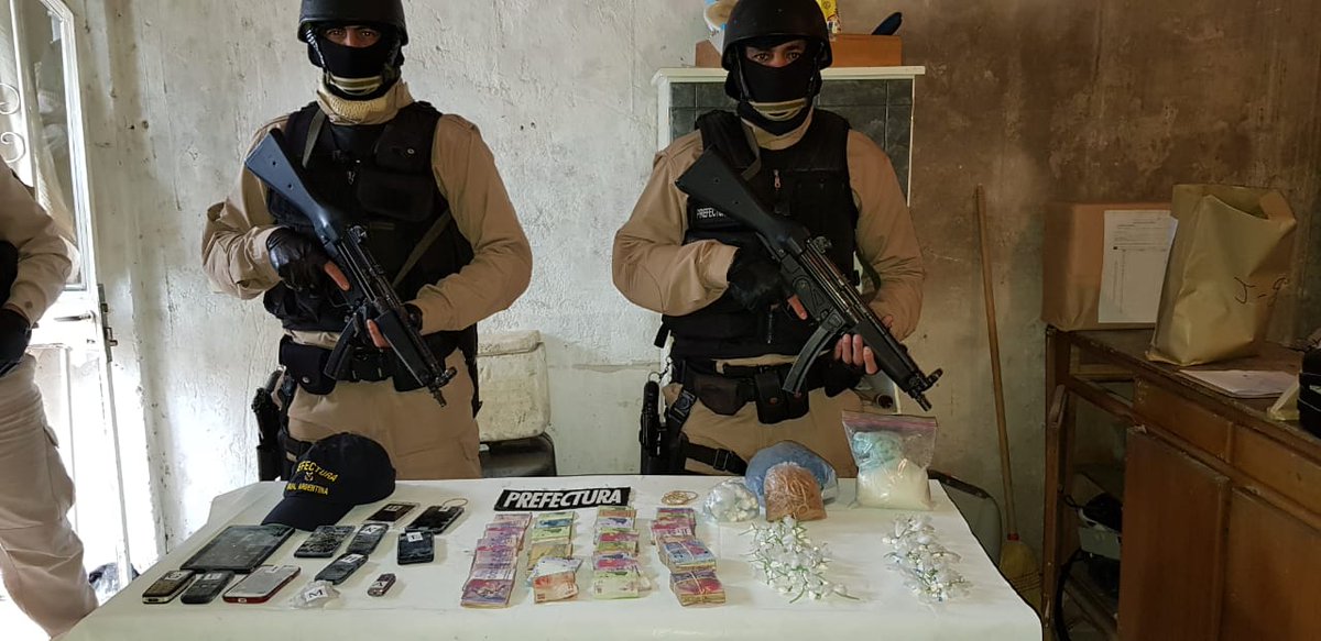 PatoBullrich's tweet photo. En un megaoperativo en #SantaFe, que incluyó 17 allanamientos y en el que participaron más de 300 efectivos de @PrefecturaNaval detuvimos a 5 narcotraficantes e incautamos cocaína lista para vender. Eran la segunda línea de la Banda de los Monos. #ArgentinaSinNarcotráfico https://t.co/FJlQzJnN4c