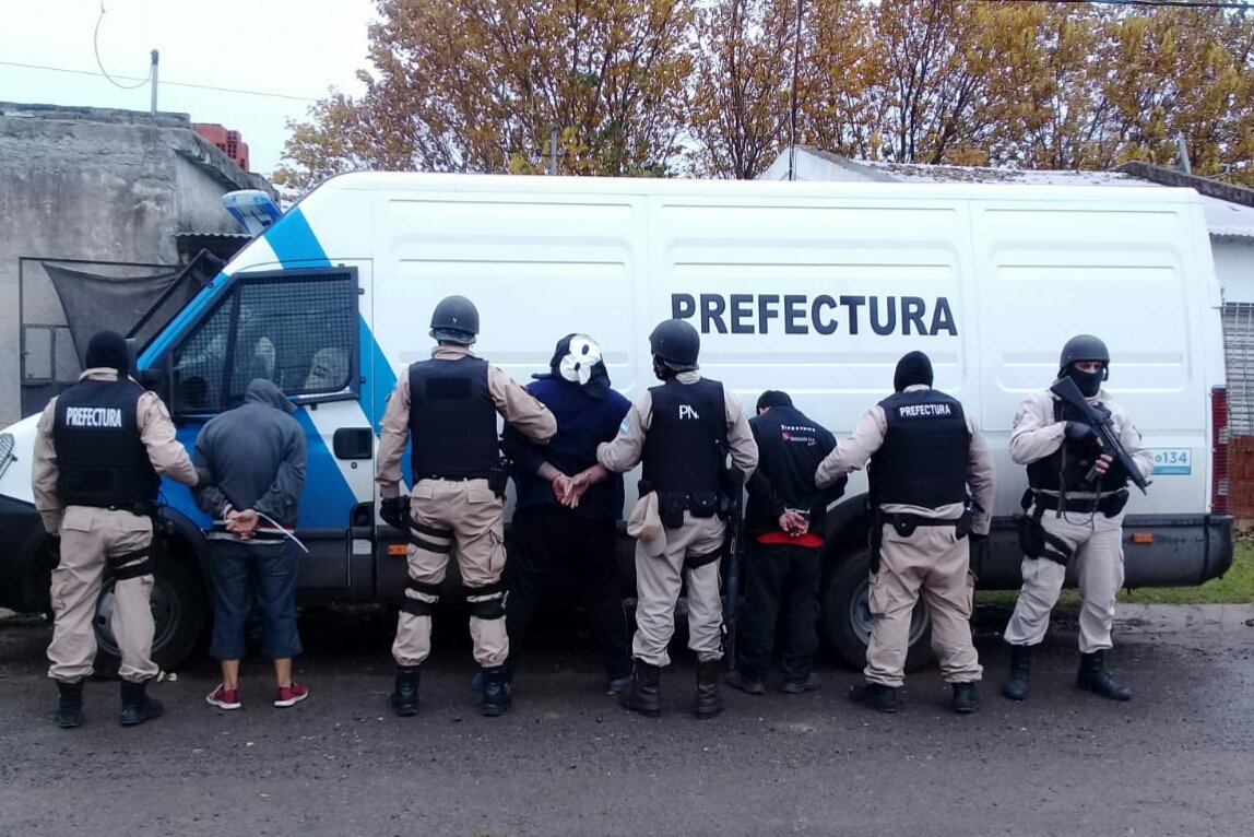 PatoBullrich's tweet photo. En un megaoperativo en #SantaFe, que incluyó 17 allanamientos y en el que participaron más de 300 efectivos de @PrefecturaNaval detuvimos a 5 narcotraficantes e incautamos cocaína lista para vender. Eran la segunda línea de la Banda de los Monos. #ArgentinaSinNarcotráfico https://t.co/FJlQzJnN4c