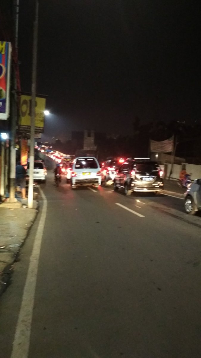 pokdarminggu's tweet photo. @RadioElshinta @TMCPoldaMetro
 Kemacetan di Flyover Kalibata, disebabkan adanya perbaikan jalan dan bubaran pengajian. https://t.co/ShKtrZ3IGX