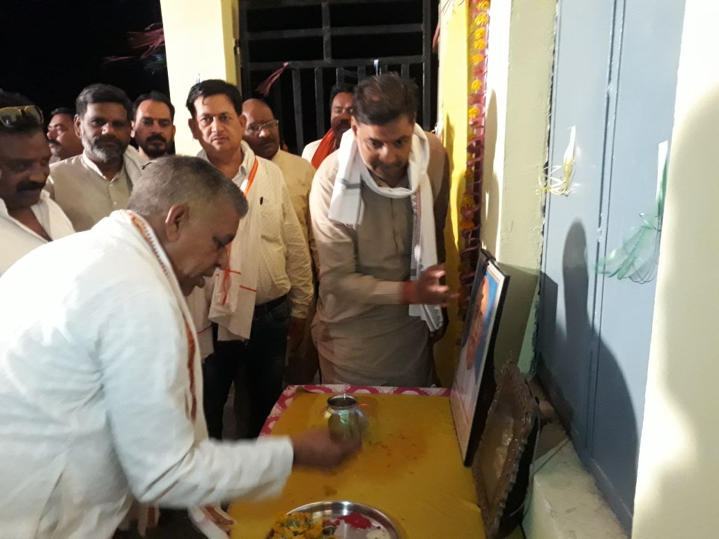 jalamsing_patel's tweet photo. विकास यात्रा में गोटेगांव विधानसभा के ग्राम बगासपुर में  प्रतीक्षालय भवन का भूमिपूजन,ग्रेवल रोड का भूमिपूजन,व रंगमंच का भूमिपूजन,लोकार्पण,आवासीय पट्टे वितरित किये। मेरे सहयोगी साथी, जनप्रतिनिधि,भाजपा पदाधिकारी व कार्यकर्ता और समस्त वरिष्ठजन एवं बड़ी संख्या ग्रामवासी उपस्थित रहे। https://t.co/9JHJWzmVPK