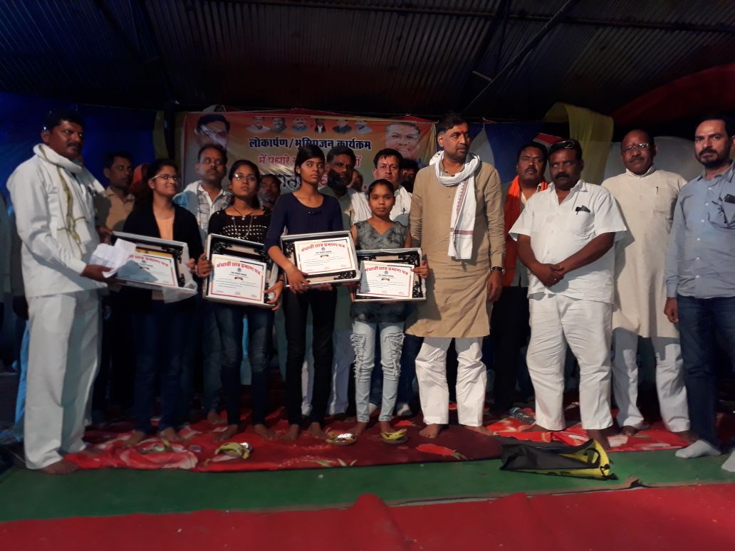 jalamsing_patel's tweet photo. विकास यात्रा में गोटेगांव विधानसभा के ग्राम बगासपुर में  प्रतीक्षालय भवन का भूमिपूजन,ग्रेवल रोड का भूमिपूजन,व रंगमंच का भूमिपूजन,लोकार्पण,आवासीय पट्टे वितरित किये। मेरे सहयोगी साथी, जनप्रतिनिधि,भाजपा पदाधिकारी व कार्यकर्ता और समस्त वरिष्ठजन एवं बड़ी संख्या ग्रामवासी उपस्थित रहे। https://t.co/9JHJWzmVPK