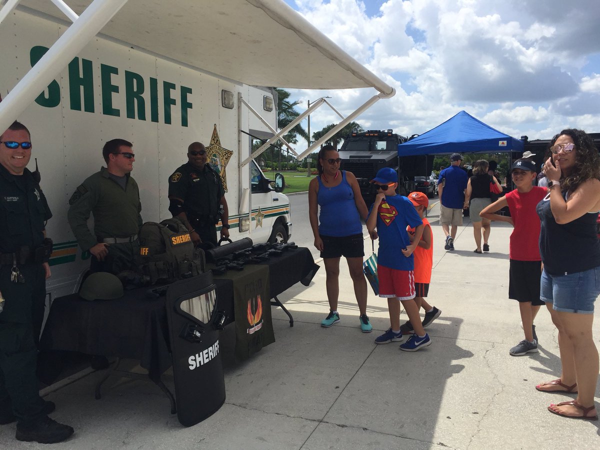 PolkCoSheriff's tweet photo. Pre-game festivities - come see which agency has the coolest toys (we know we do) (donโt even bother checking out @LakelandPD) THE GAME STARTS IN 10! #TeamGreen
#TeamPCSO
#BattleOfTheBadges
#BOTB3 https://t.co/o2jr8LES8p