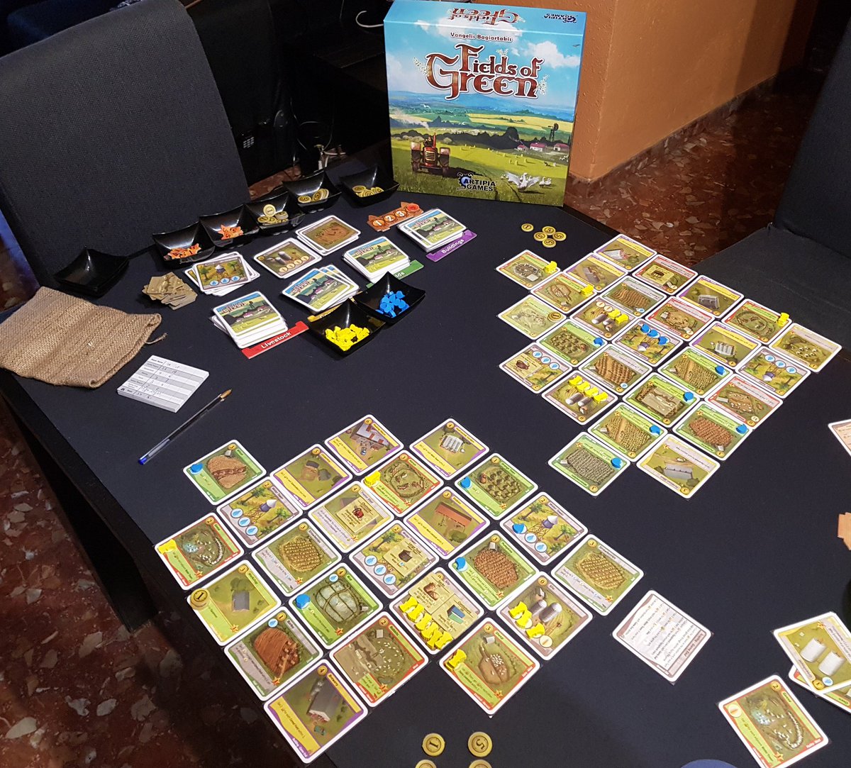 TemaPegado's tweet image. Qué buena partida a este #FieldsOfGreen de @ArtipiaGames, con victoria final de @aypiticlibonico por tres míseros puntos. Una vuelta de tuerca a uno de mis juegos favoritos, Among the Stars, añadiendo engine building en un ambiente bastante más rústico.