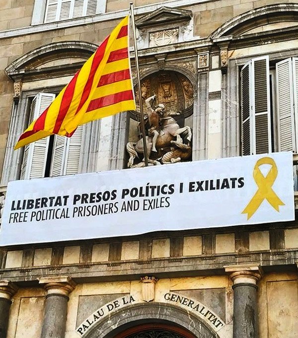 galottom's tweet photo. Am Regierungsgebäude von #Katalonien wurde heute wieder die Nationalfahne gesetzt. Damit wird die Aufnahme eigener Regierungsgeschäfte signalisiert.
#RepublicCatalonia #ElPoderDelPoble https://t.co/UUD7GMNrhb
