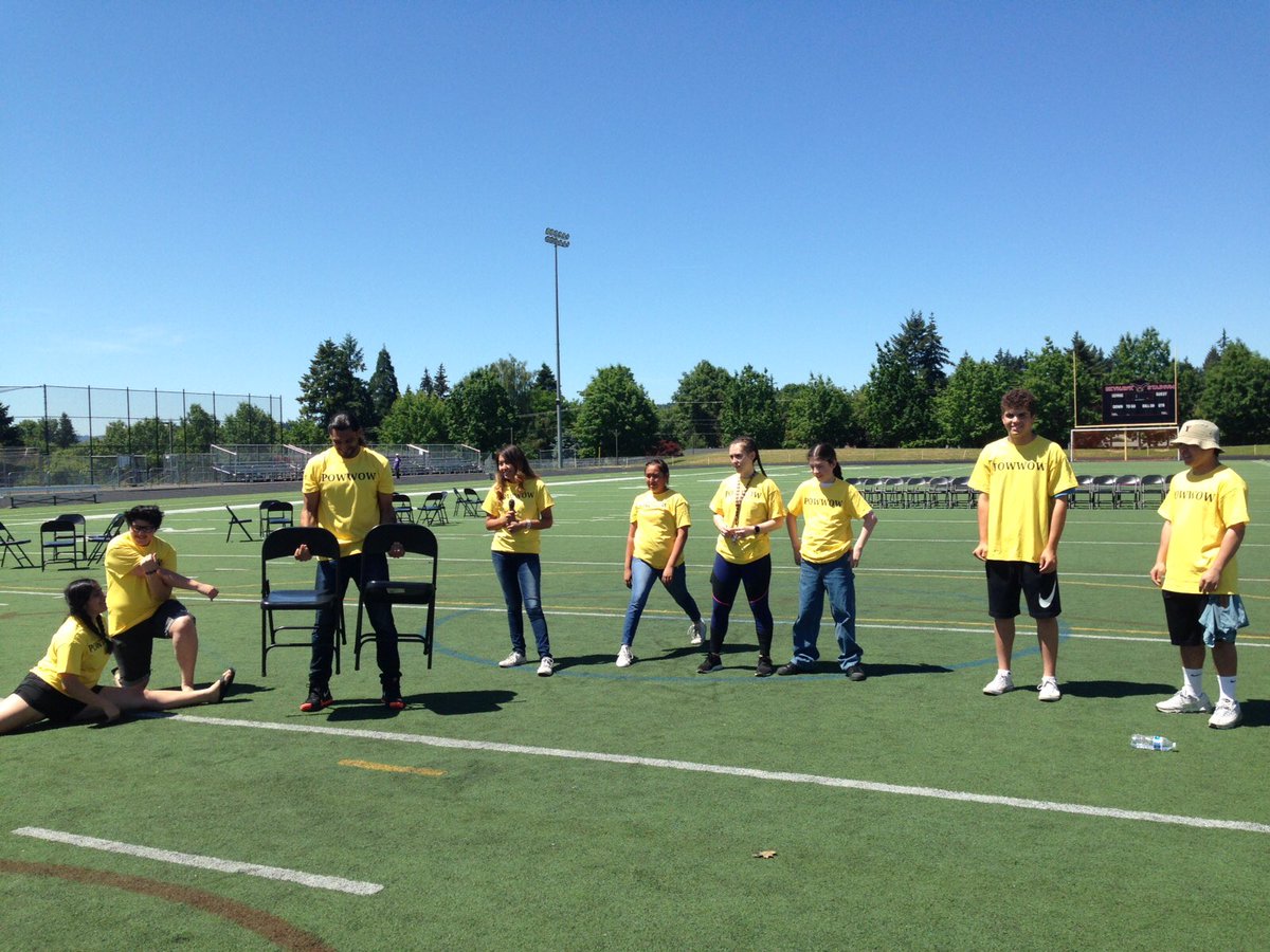 ed_indian's tweet photo. Ndn ed powwow getting started out at Southridge HS https://t.co/aJHVoMbq29