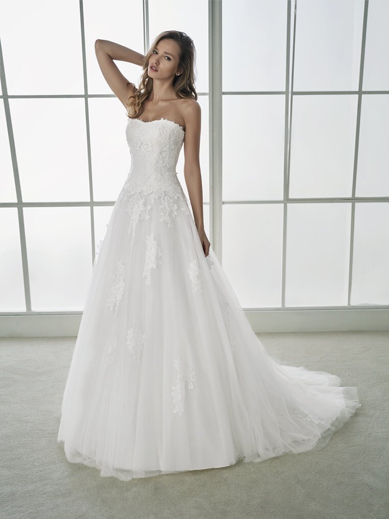 StPatrickBridal's tweet photo. Inspiration from @coralsimanovich &amp; @sergirobert's wedding: which of these 4 dresses from #WhiteOne2018 do you think is most similar to Coral's dress? Tell us in the comments: 1. FELIPA  2. FIONA  3.FORZA 4.FERNANDA  --Discover more:  https://t.co/pWctaSlcvQ #coralandsergi https://t.co/bVhX4xv32Q