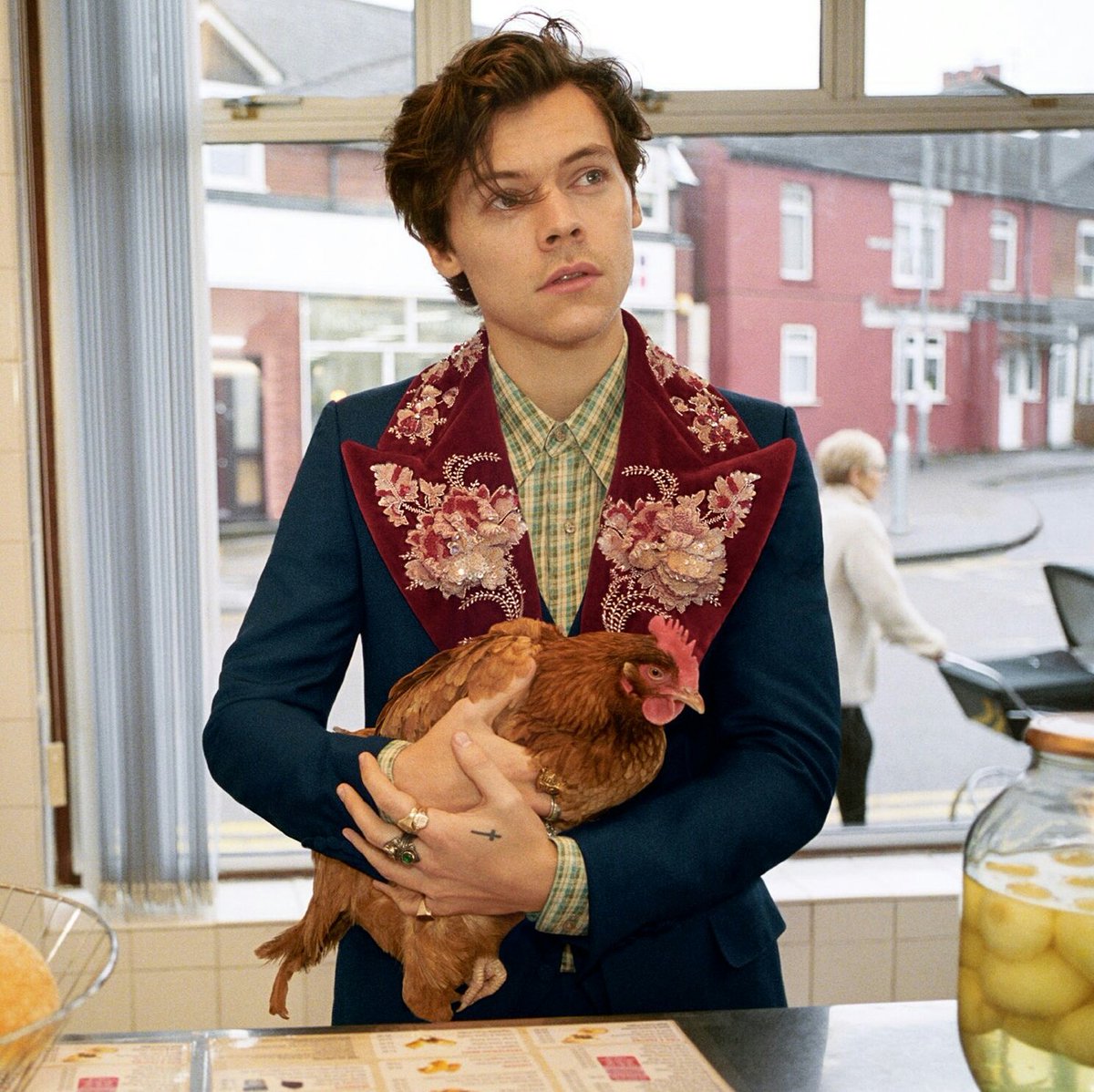 FashionweekNYC's tweet photo. Take a look at the Harry Styles for @Gucci Campaign 😍🐶🐓 https://t.co/WwWUA3bc8d