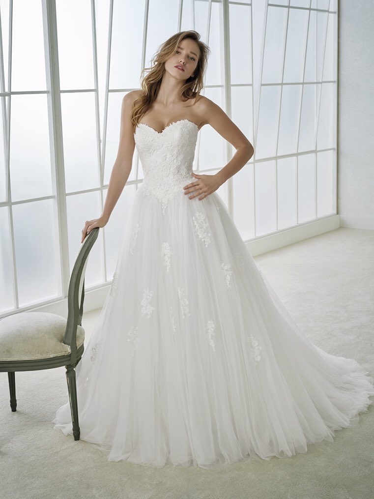 StPatrickBridal's tweet photo. Inspirados en la boda de @coralsimanovich &amp; @sergirobert: ¿cuál de estos 4 vestidos de #WhiteOne2018 crees que es más parecido al vestido de Coral? Deja tu comentarios: 1. FELIPA 2. FIONA 3.FORZA 4.FERNANDA --Descubre más: https://t.co/pWctaSlcvQ #coralandsergi https://t.co/MzckJV4rxQ