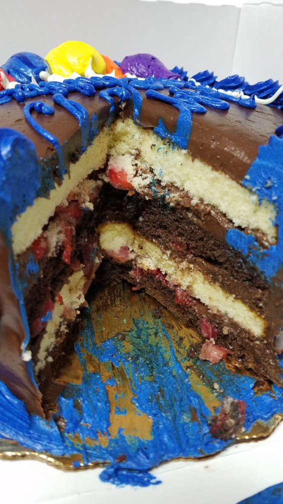 doeeyes67's tweet photo. @Publix Thank you SO much for a fantastic job with our birthday cake. First time ordering a custom cake &amp; you didn't disappoint. Fudge iced with chocolate covered strawberry filling!! SO good! Online ordering was easy. 👍🏻👍🏻 https://t.co/TzqkEdpOHE