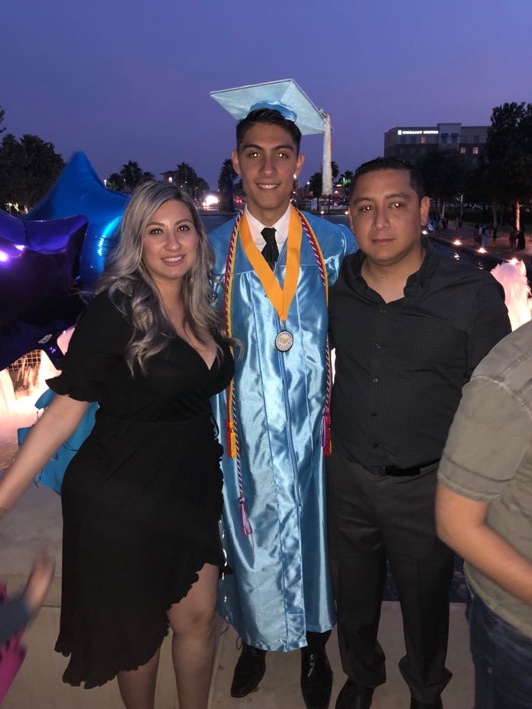 cbbs0120's tweet photo. Muy orgullosos de ti hijo👦🏻🎓!¡ @JorgeRVazquez18 #seniorstangs2018 #MemorialGraduation2018 https://t.co/iCB14LWgAA
