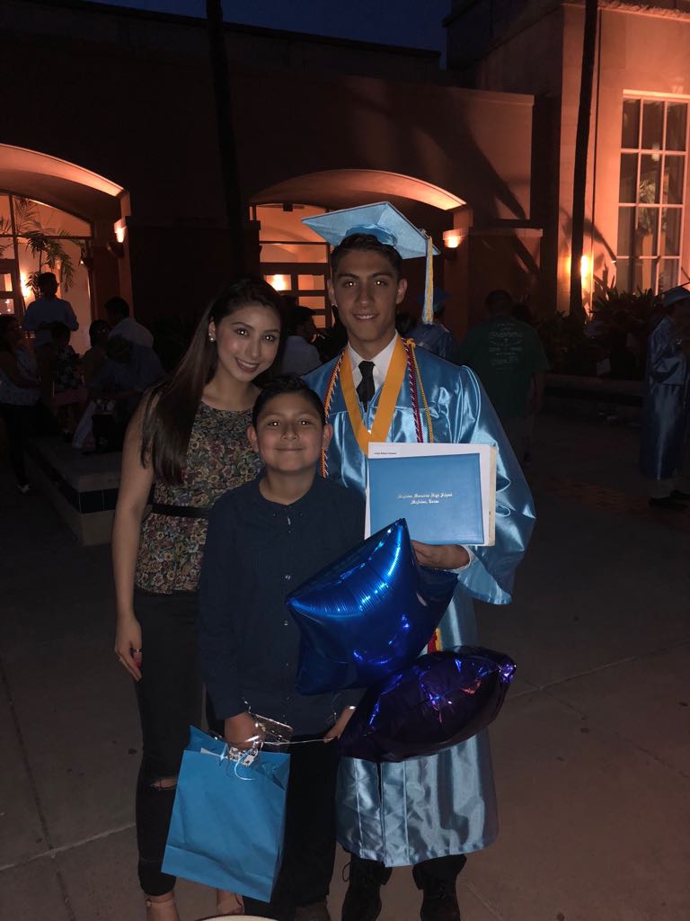cbbs0120's tweet photo. Muy orgullosos de ti hijo👦🏻🎓!¡ @JorgeRVazquez18 #seniorstangs2018 #MemorialGraduation2018 https://t.co/iCB14LWgAA