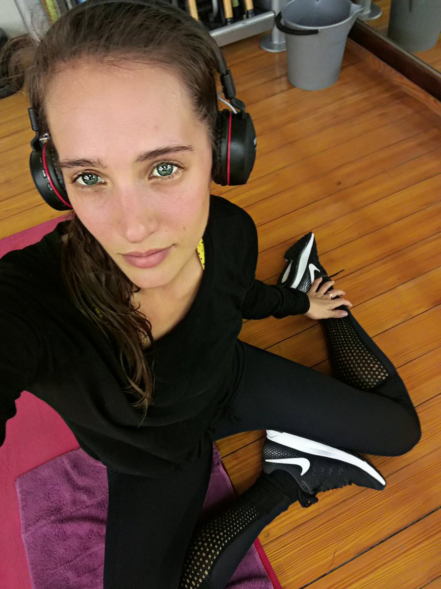 PremierDanielle's tweet photo. Just cant get enough of my @PremierActive0  tights ❤
#fitness #luxurylifestyle #premieractive https://t.co/up4hPoSXFA