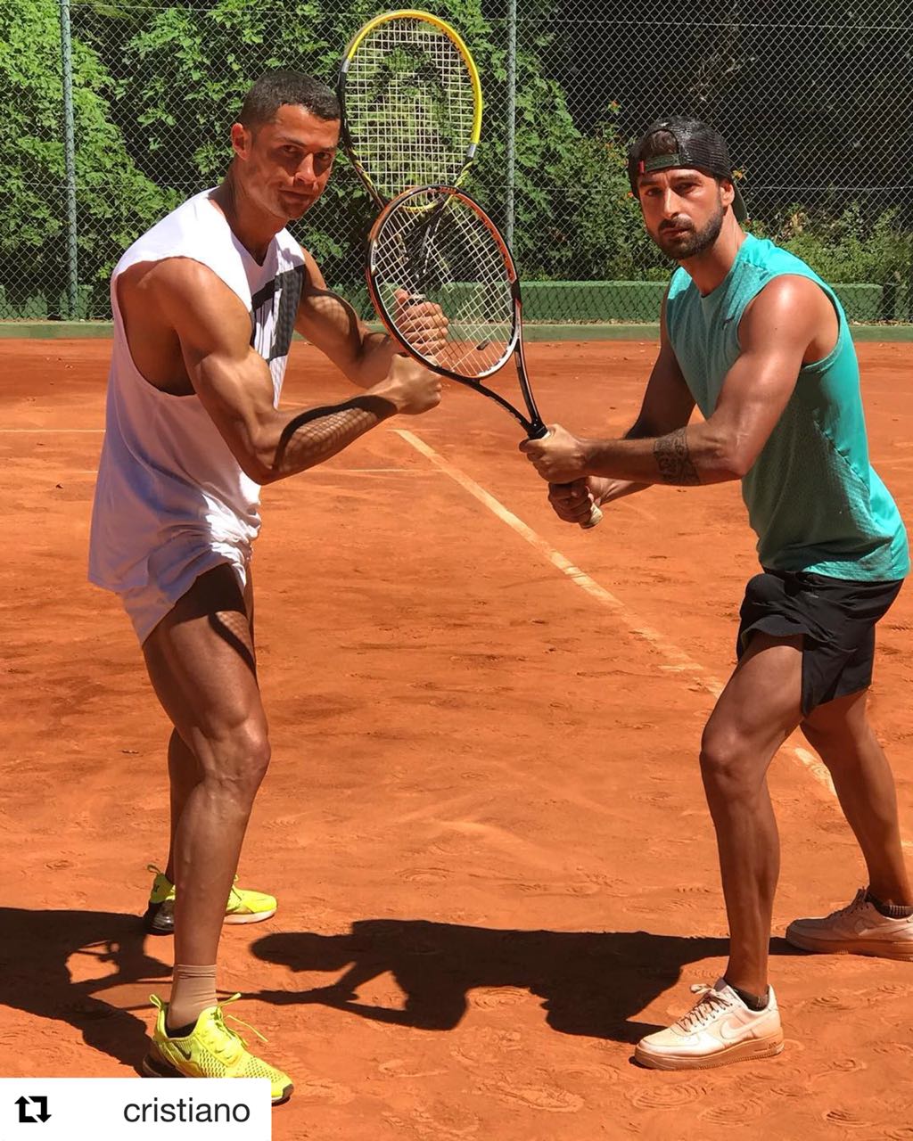 Twitter 上的 Tenis："#RGxESPN Cristiano Ronaldo se animó a jugar al tenis. ¿Qué de la foto? ¿Pensás que será al tenis? 🏆🎾🔝💪🏽 https://t.co/MTGPe4OTcA" / Twitter