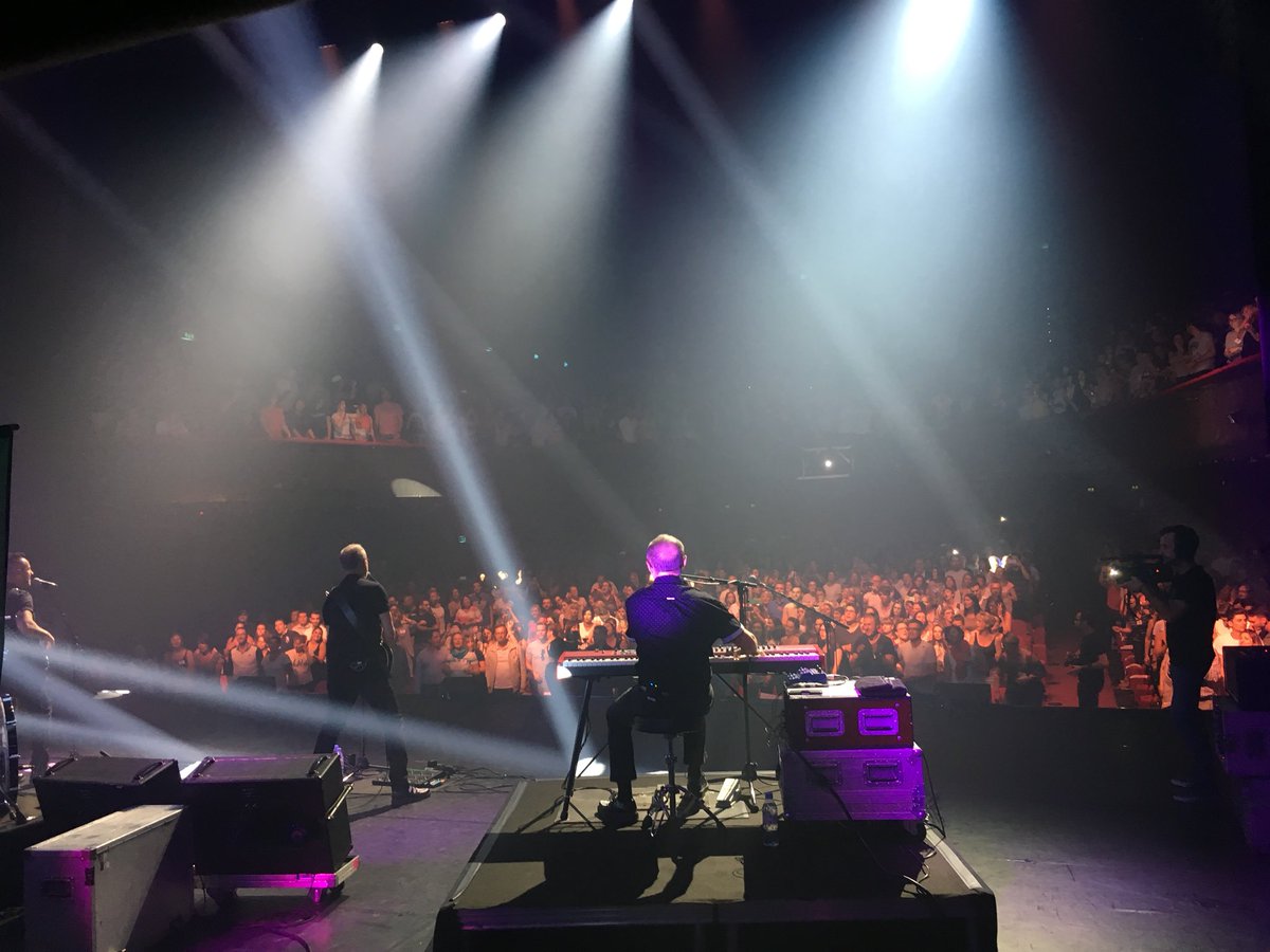 michaeljonesoff's tweet photo. Quel plaisir de retrouver les planches de #OlympiaHall avec un public #Proman déchaîné #AuTourDe https://t.co/VxQlb4dgcm
