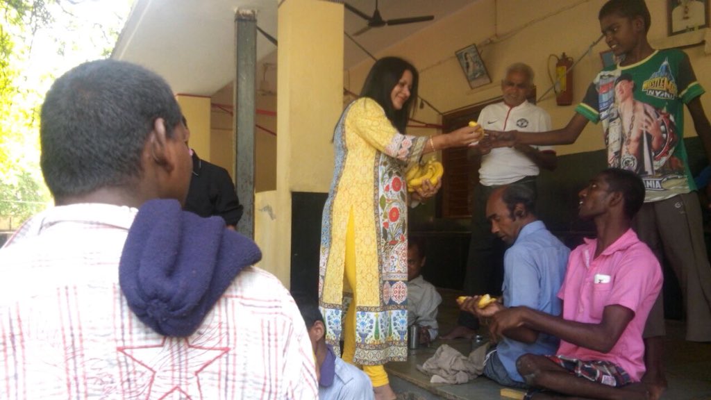 @moonbow_living #goodify sharing fruits with the residents of the home for the aged @gyanjain6 @ritbit011 @kavitabokadia