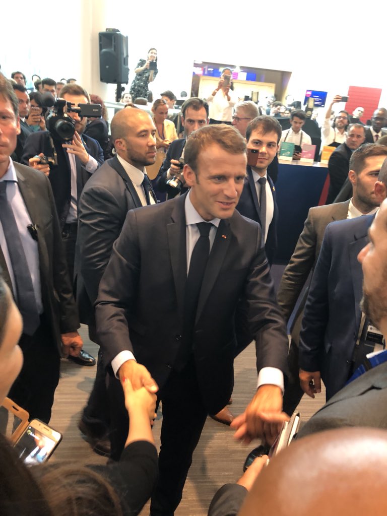 nomuhisa2912's tweet image. OECDの閣僚理事会、議長国フランスからマクロンが基調講演に来るのでチラ見に行ったらなんと握手してもらいました！しかもマクロンのオフィシャルツイッターの動画に写り込んでたというミラクル（笑）#OECD #MCM