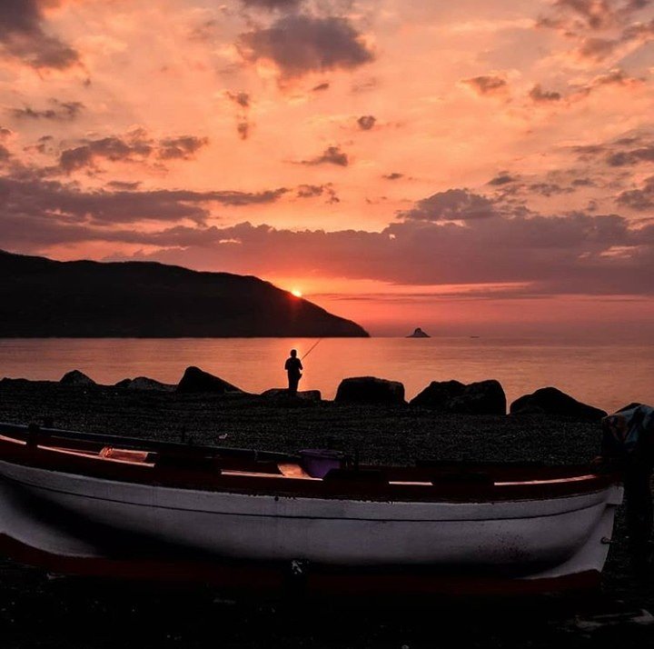 messina_igers's tweet photo. Questo #tramonto ci arriva direttamente da #Mongiove... #bestoftheday di @l_mastro_l! 

#igersmessina #igerssicilia #igersitalia #igers #mare https://t.co/GTfhm5mAcw