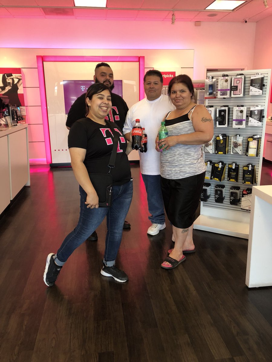 exclusivlysteff's tweet photo. When being customer obsessed gets you a drink. #anythingforcustomers. 💕 https://t.co/uP2SBj0vl4