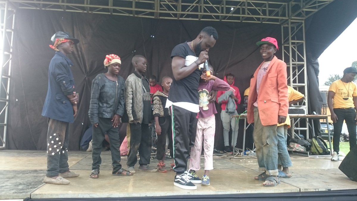 Mis_Wachira's tweet photo. Humility truly touched my heart today.The talented @thenaiboi on stage with a young street girl.She was too shy that she started crying aftr she was overwhelmed on stage.He hugged & personalised #4MuLLa 4 her made her day, danced with the kids & later bought the squad lunch #KOT https://t.co/cqZv1C7Oai