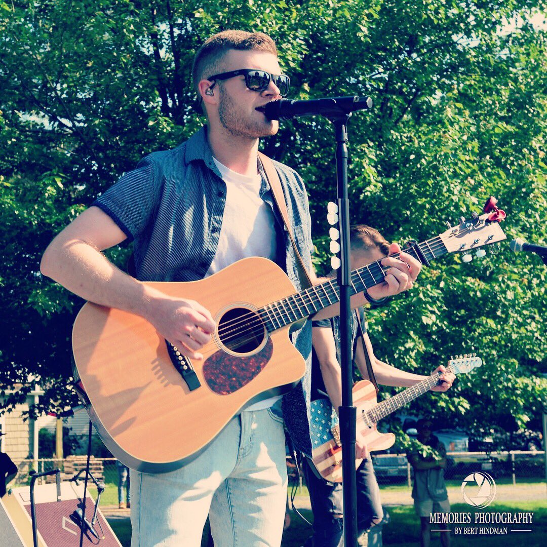 RobbieBoothe's tweet image. A HUGE thank you to everyone who partied it up with us in the heat to kick the night off. Y’all were a blast and didn’t disappoint 🤘🏼 Special thanks to @jakeowen and Chris Janson for letting us share the night with them